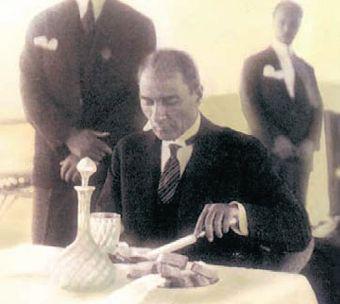 Atatürk’ün sevdiği şarkılar ve türküler hangileri İşte, Atatürkün en sevdiği çiçek ve en sevdiği yemekler, şarkılar ve türküler