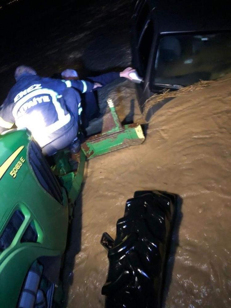 Edirnede sağanak yağış etkili oldu Mahsur kalanların yardımına itfaiye koştu