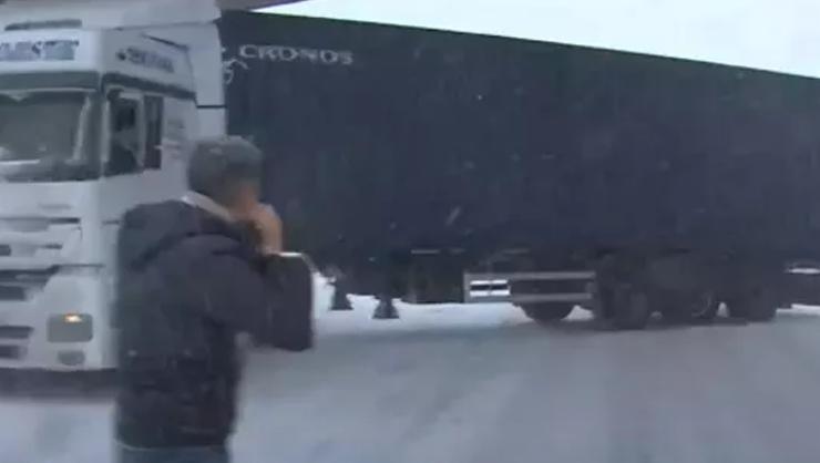 Yoğun kar Bursa-Ankara yolunda ulaşıma kar engeli...