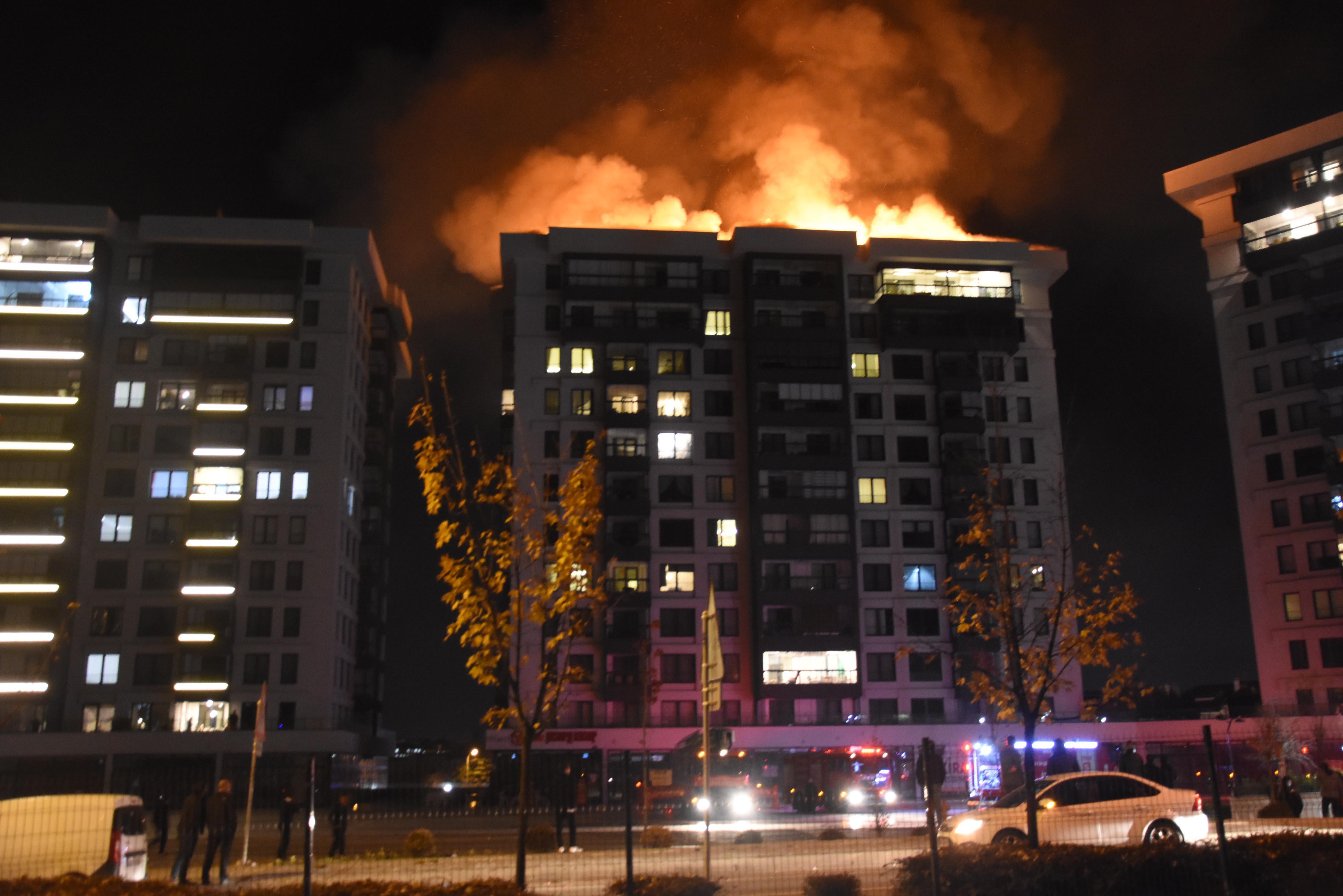 İşten çıkarıldığını duyunca yaşadığı apartmanda yangın çıkardı