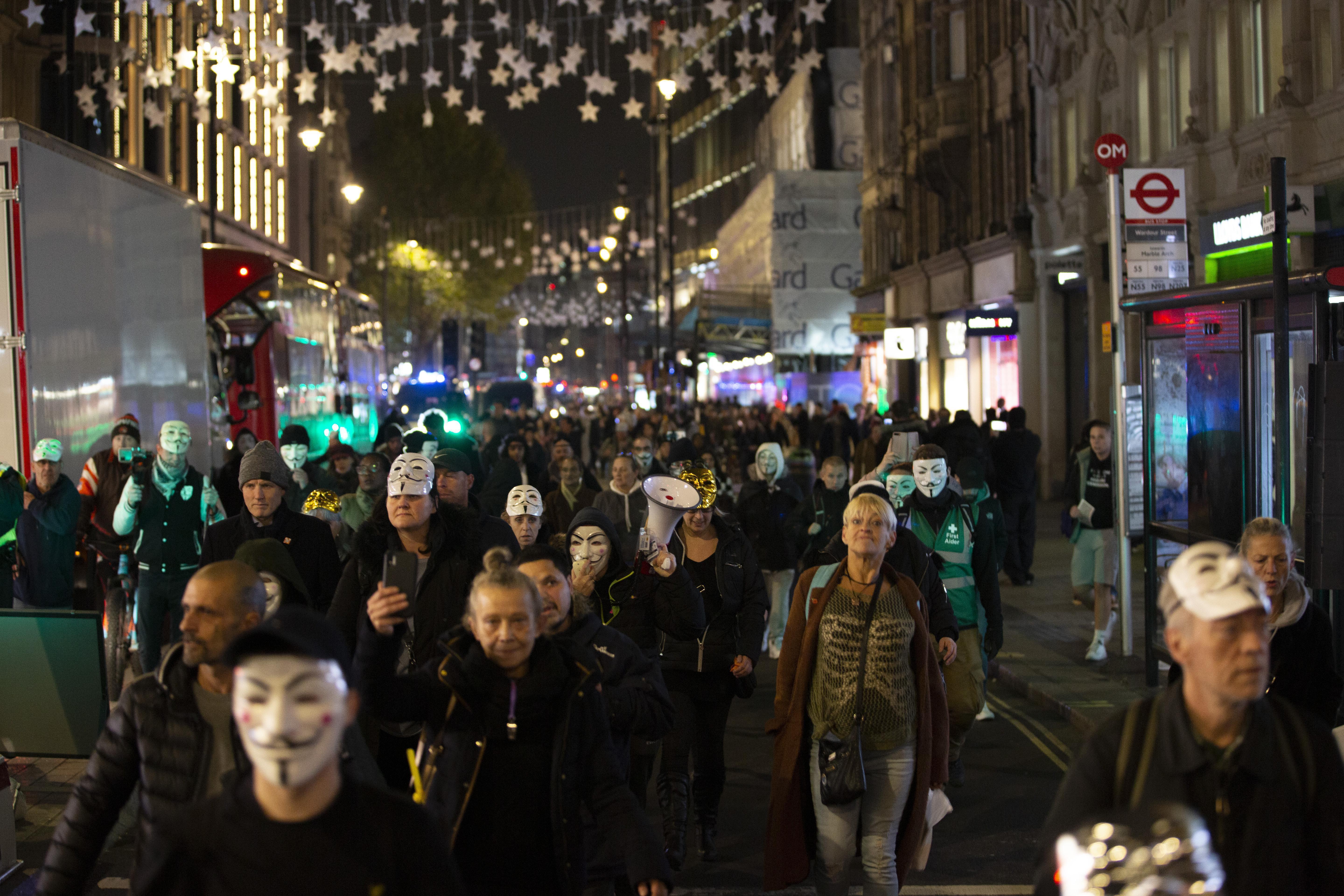 Maskeli isyan Yüzlerce kişi sokağa döküldü