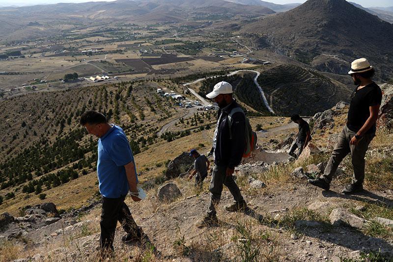 Konya Takkeli Dağda 9 yıldır yürütülen kazılarda 35 kaya mezarı bulundu