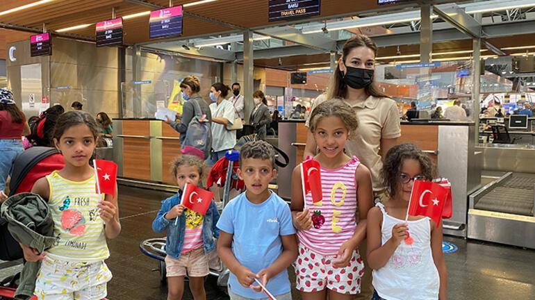 Sabiha Gökçen Havalimanındaki yolculara Türk bayrağı hediye edildi