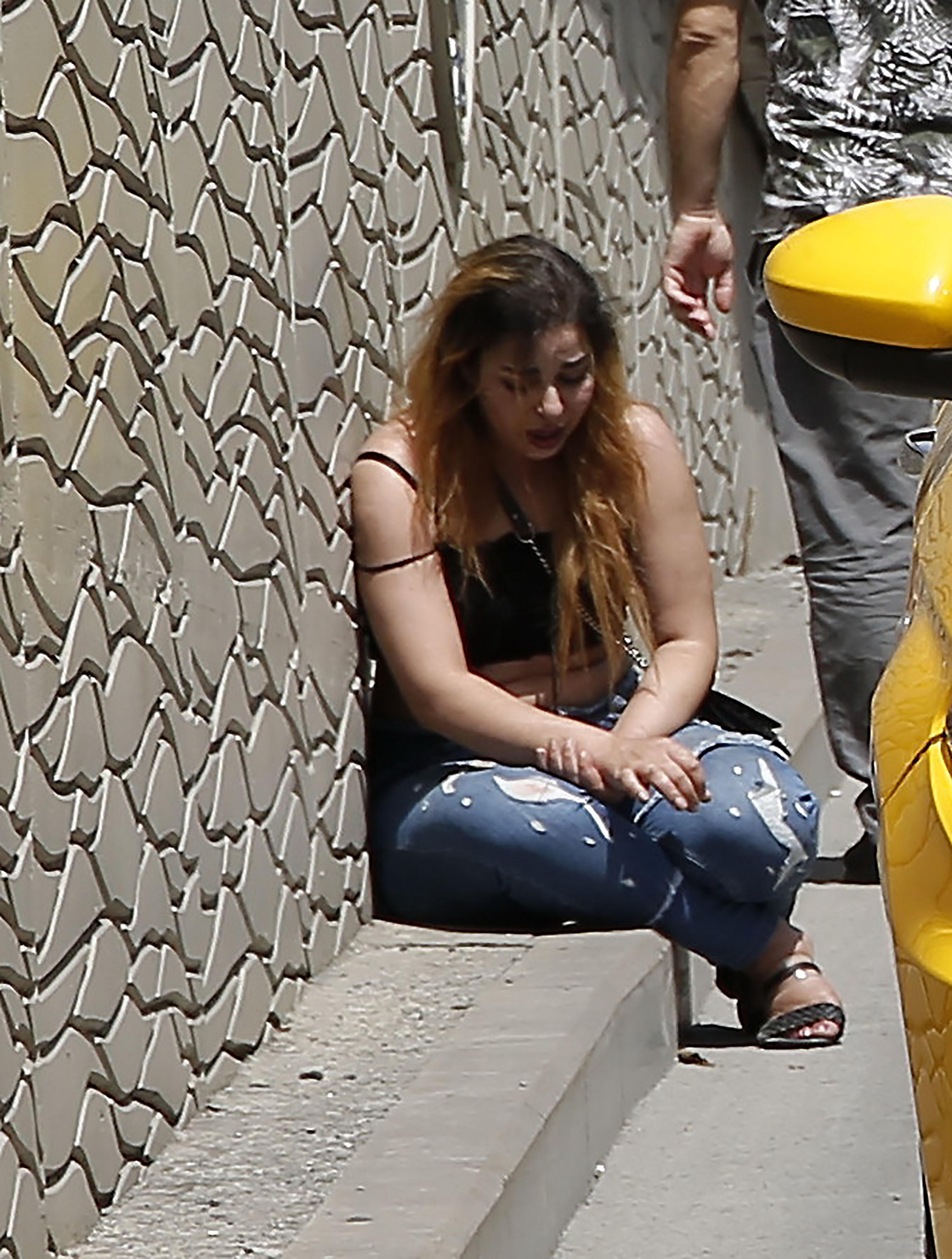 Taksimde genç kadın sinir krizi geçirirken erkek arkadaşı kaçtı