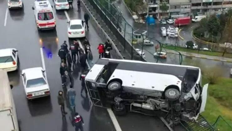 Bağcılarda cezaevi aracı köprüde asılı kaldı