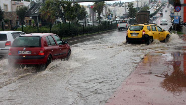 İstanbulda yağmur başladı Meteoroloji uyarmıştı İstanbulda trafik yoğunluğu...
