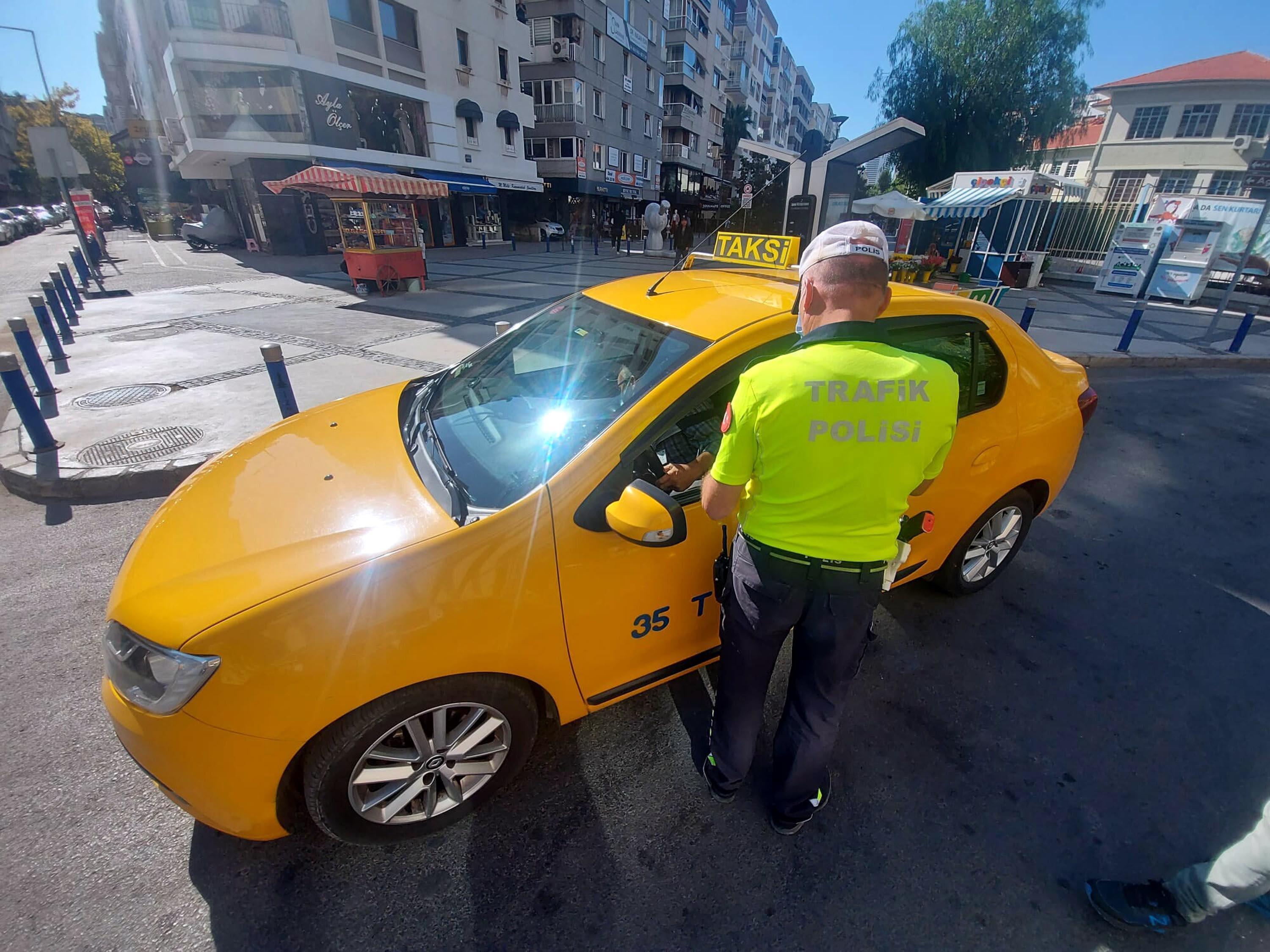 Sivil polisler yolcu kılığında taksi denetledi: Ceza yağdı