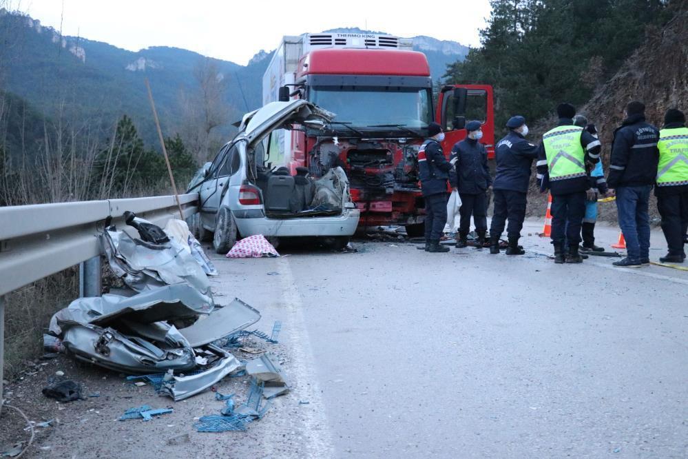 Son dakika: Kahreden haber Feci kazada aynı aileden 4 kişi öldü