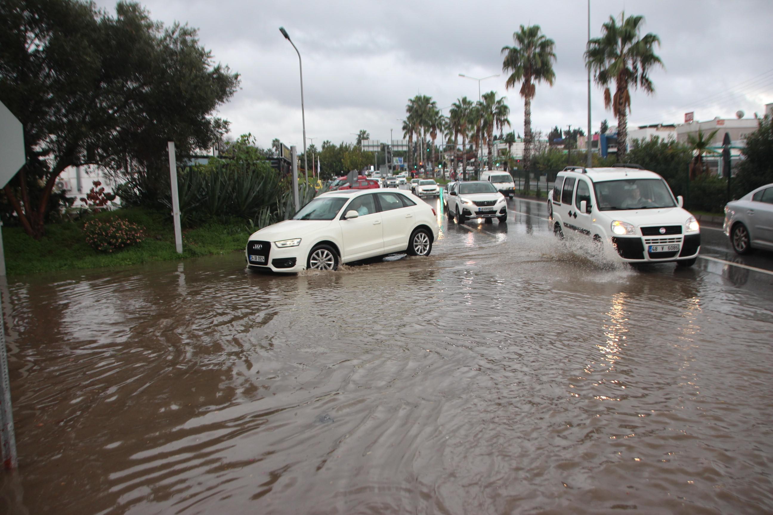 Bodrumda kuvvetli yağmur nedeniyle yollar göle döndü, evleri su bastı