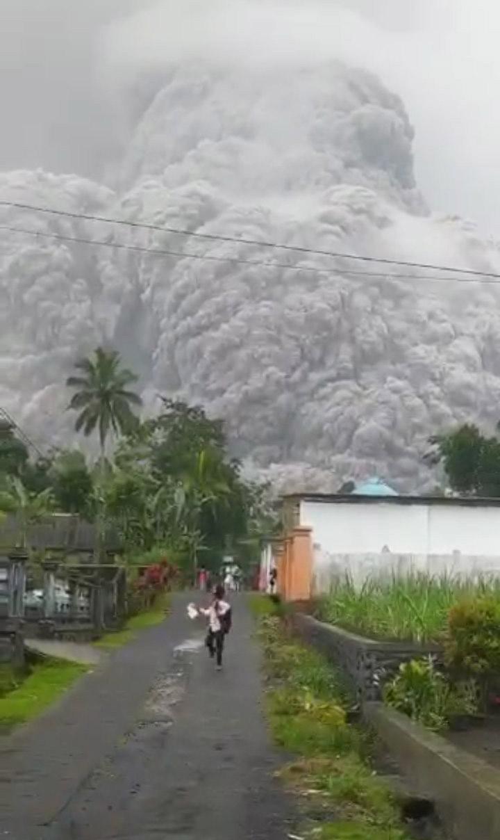Endonezyada Semeru Yanardağında patlama