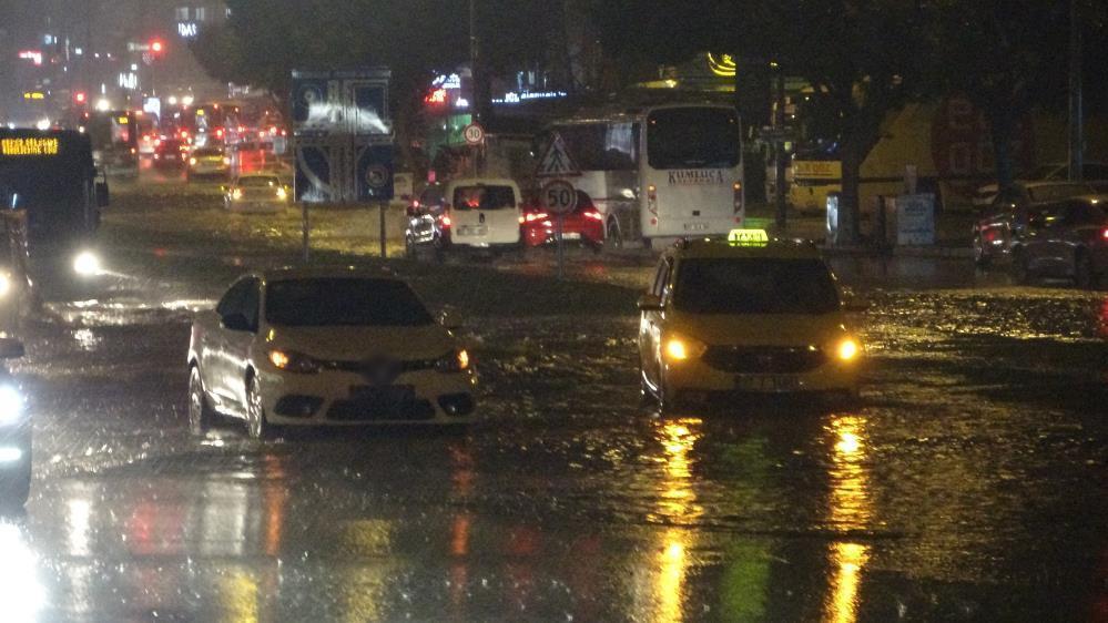 Antalyayı sağanak yağış vurdu, araçlar yollarda kaldı