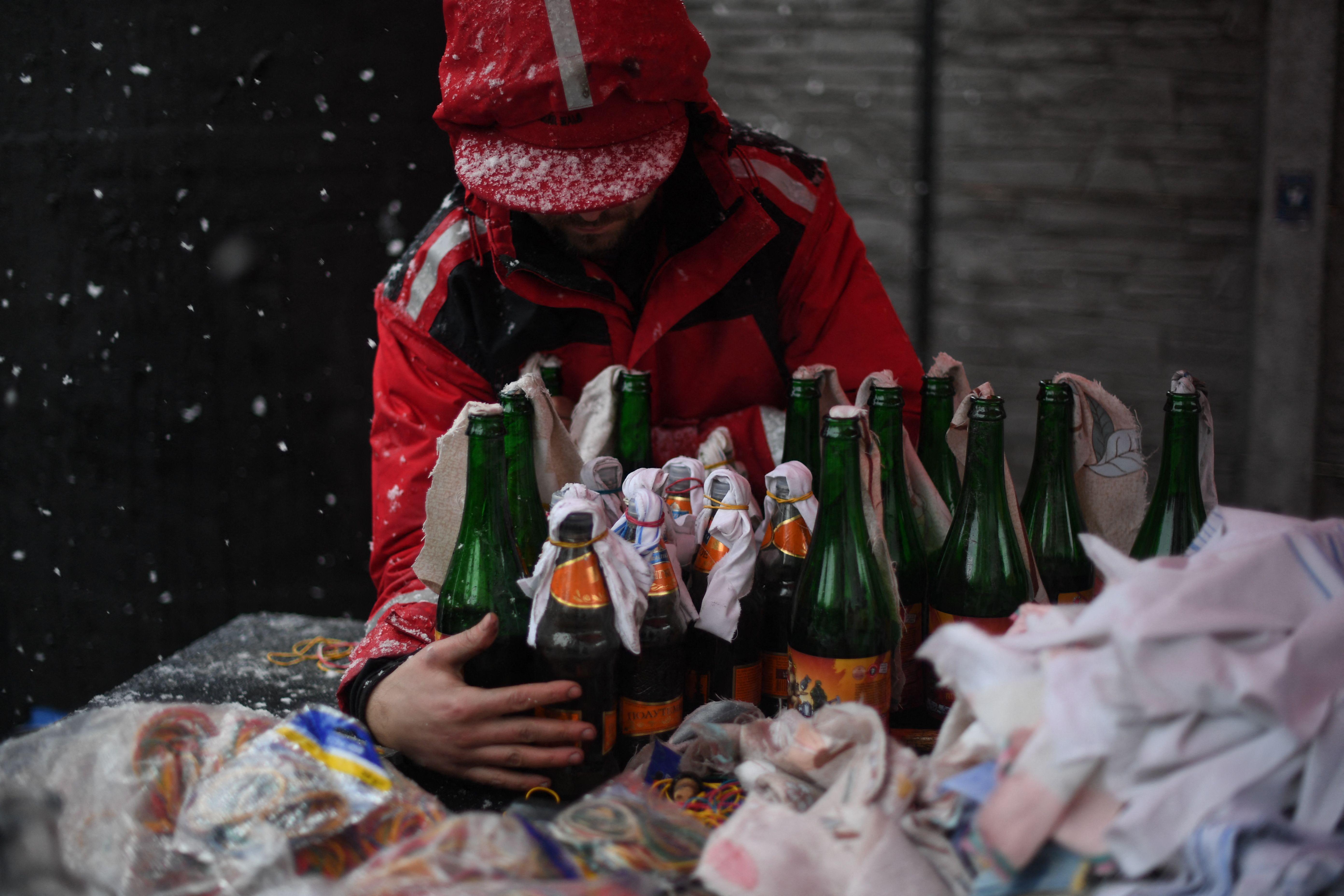 Ukraynalılar bira fabrikasında molotof kokteyli yapıyor