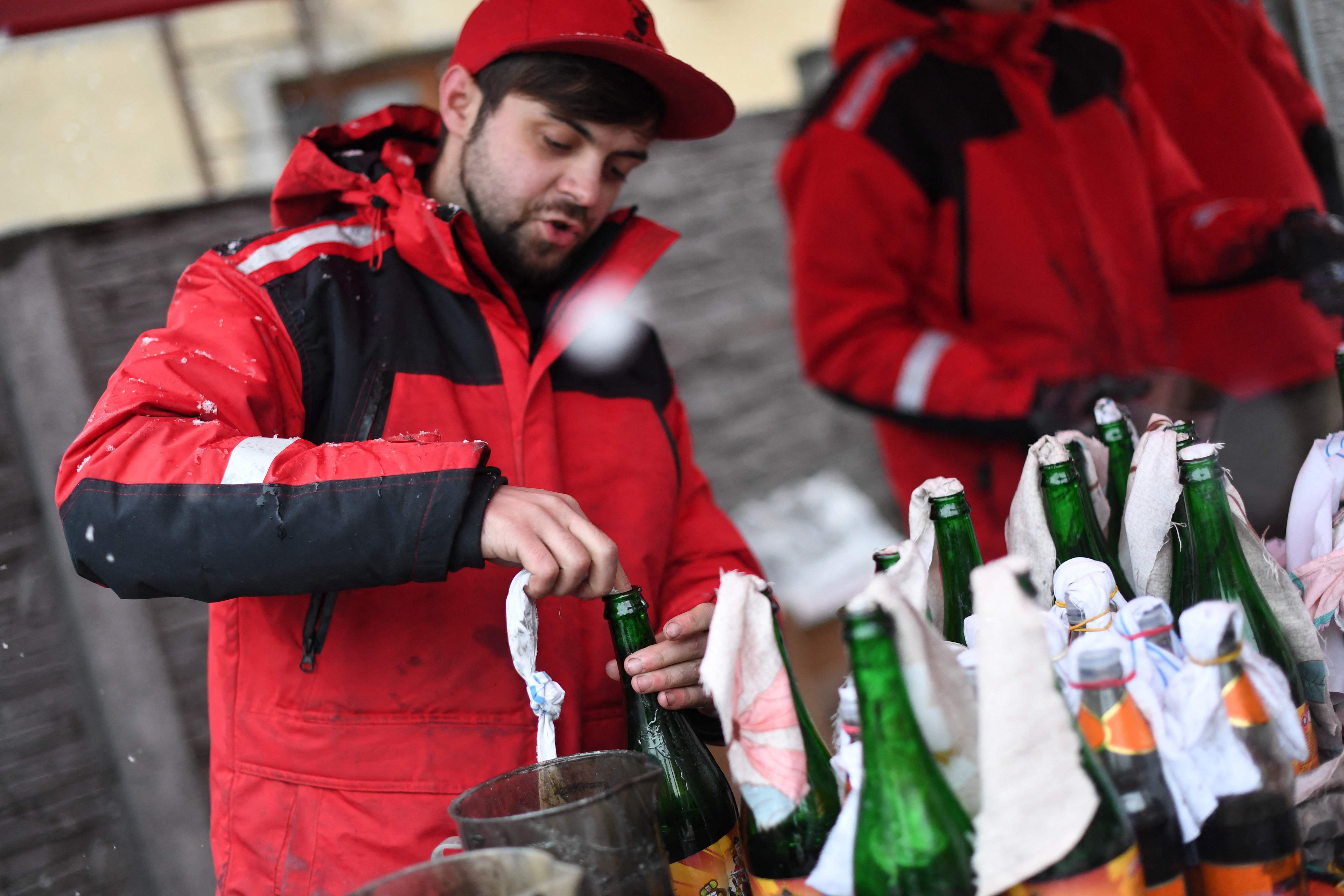 Ukraynalılar bira fabrikasında molotof kokteyli yapıyor