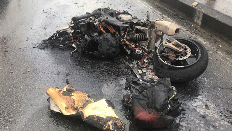 Unkapanı Köprüsünde kaza yapan motosiklet alev alev yandı