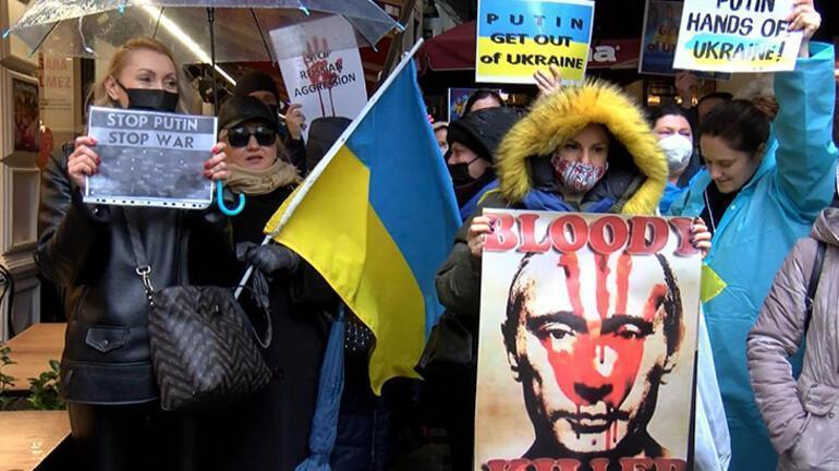 İstanbul’da yaşayan Ukraynalılar, Rusya Başkonsolosluğu önünde toplandı
