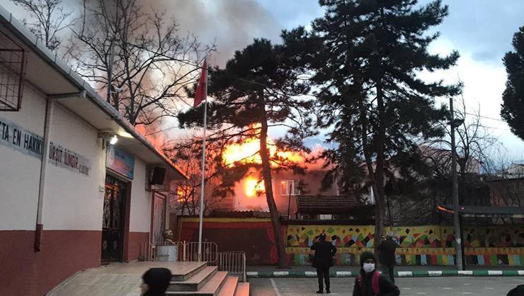 İtfaiye erleri ölümden döndü Çocukların gözlerinin önünde...