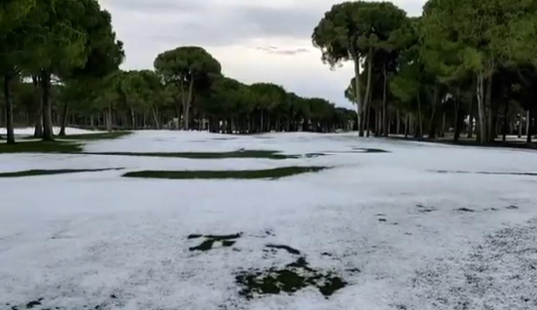 Golf sahaları bir anda dolu ile kaplandı