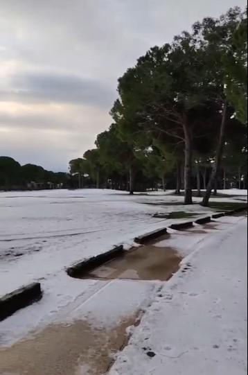 Golf sahaları bir anda dolu ile kaplandı