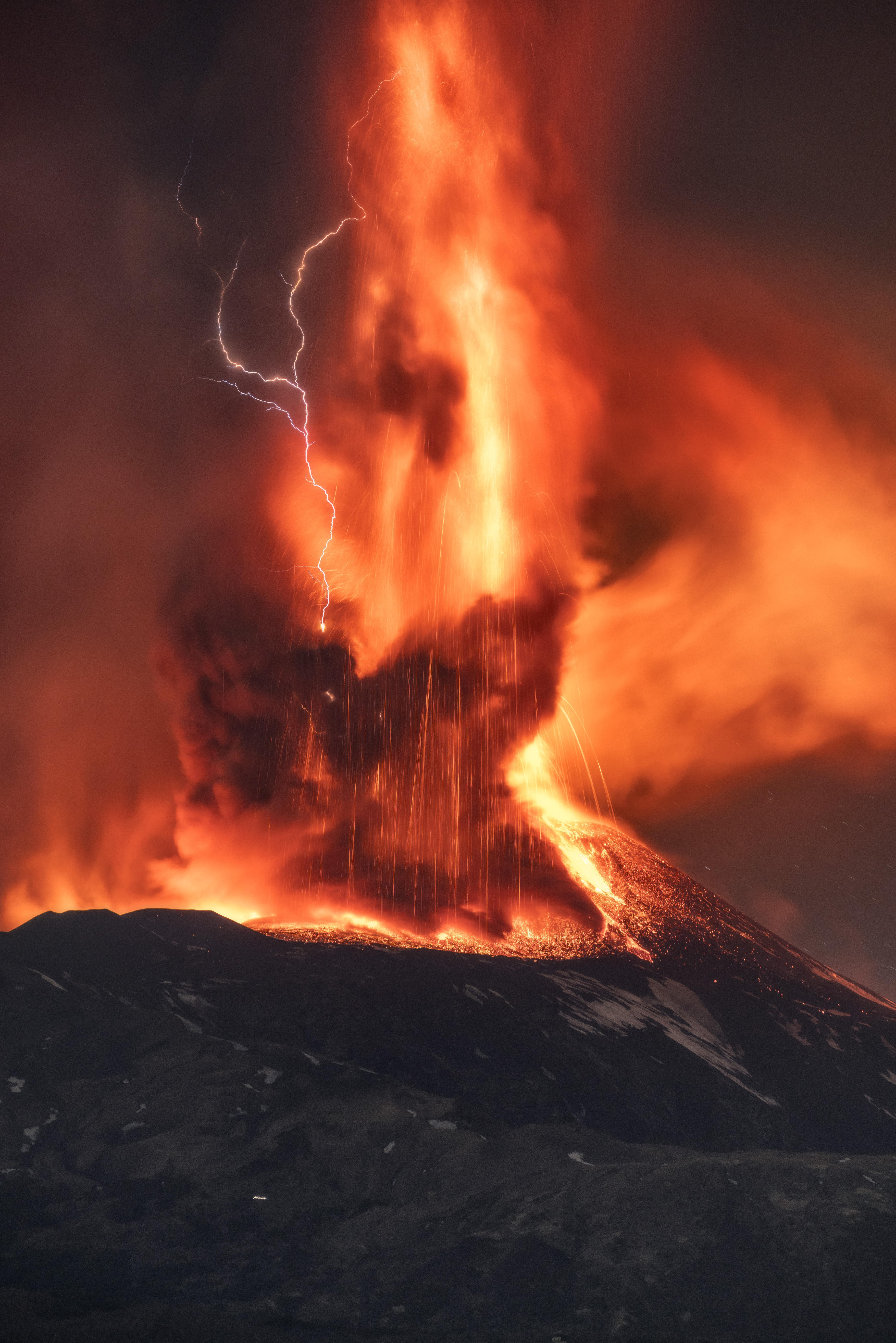 Etna alarmı: Yanardağ yeniden faaliyete geçti