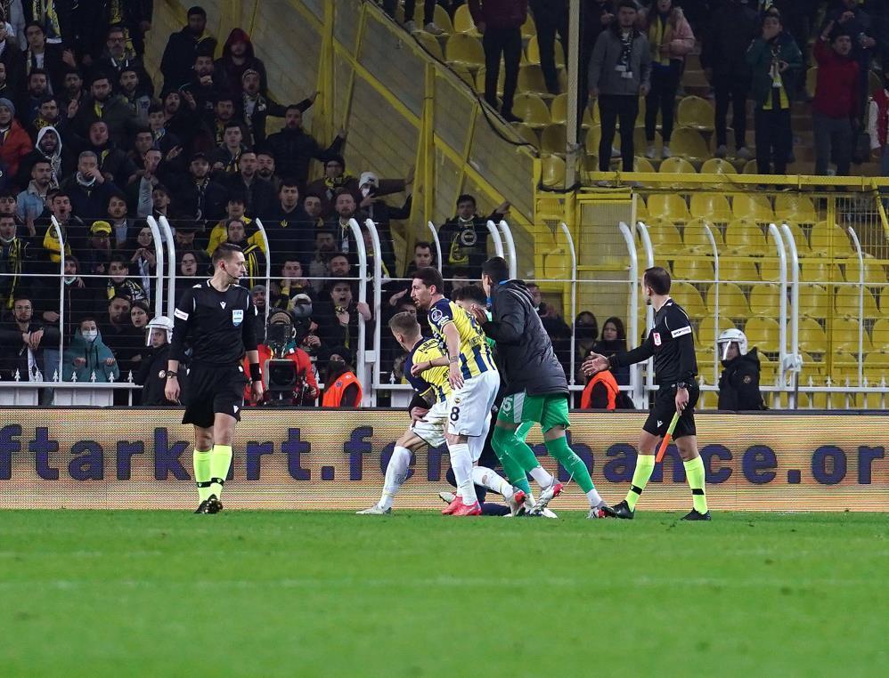 Fenerbahçe taraftarından hakem Zorbay Küçüke saldırı girişimi