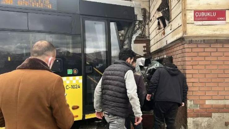 İstanbulda otobüs kontrolden çıktı: Yaralılar var