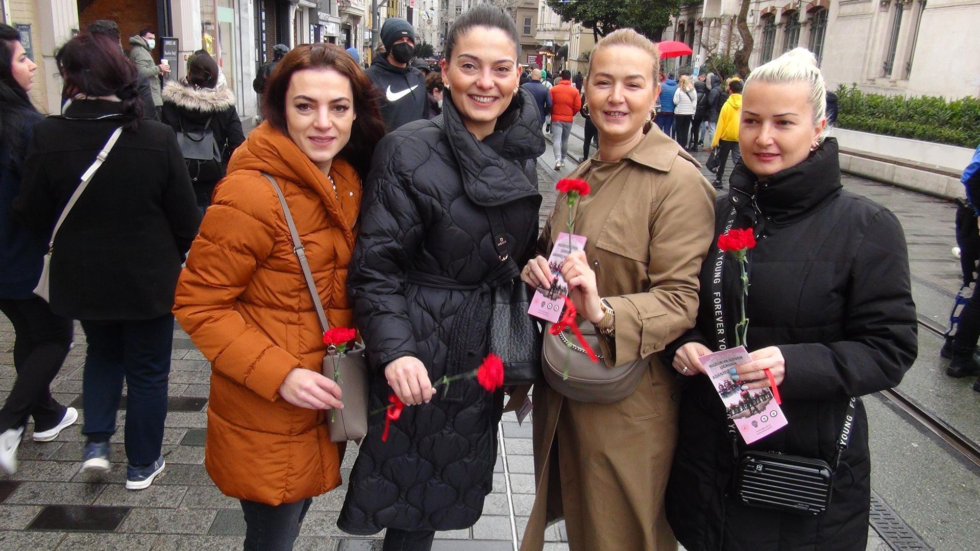 Taksim’de polis 8 Mart Kadınlar Günü nedeniyle çiçek dağıttı