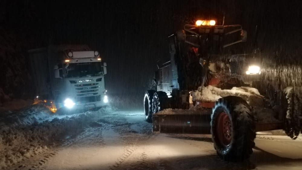 Antalya-Konya karayolu kar nedeniyle TIRların geçişine kapatıldı