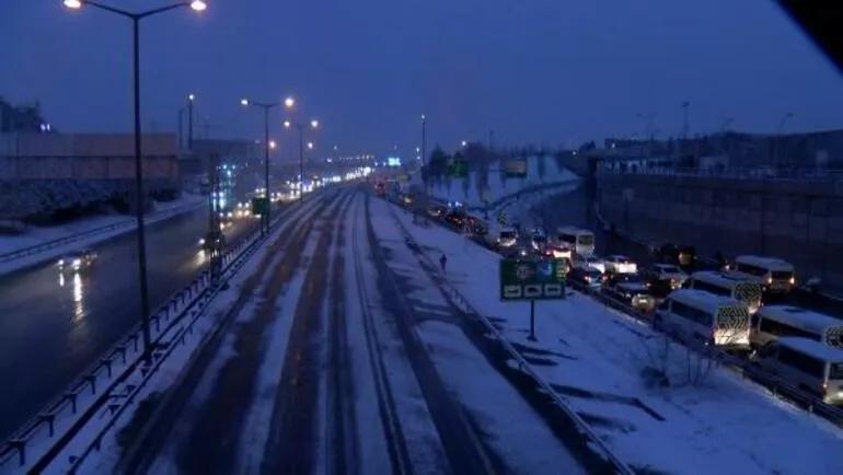 TEM Otoyolu Mahmutbeyde trafik İstanbulda kar etkisi