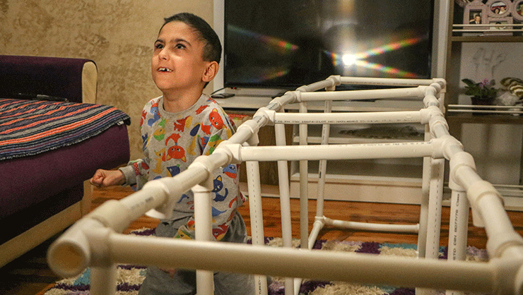 Serebral palsi hastası oğlu Efenin yürümesi için su borularından düzenek kurdu