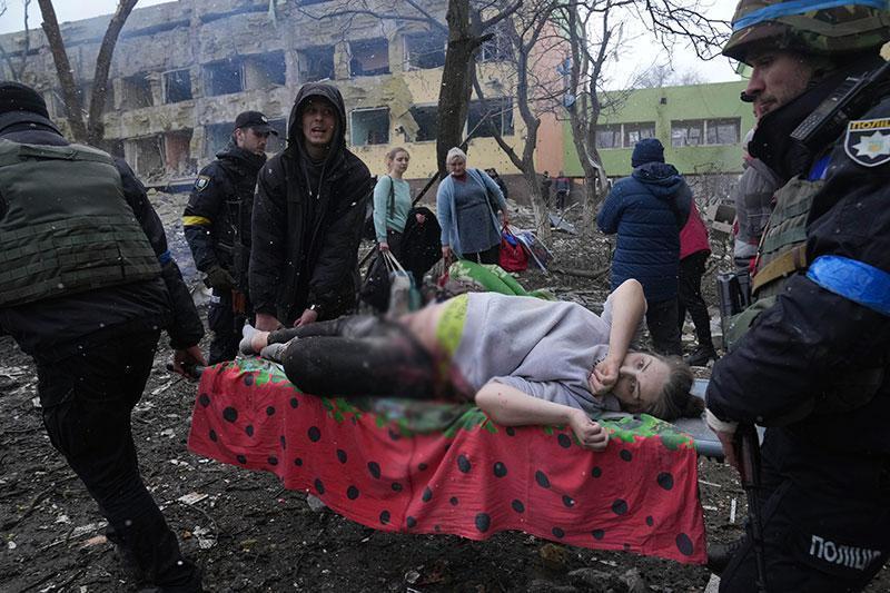 Rusların bombaladığı doğum hastanesinden yaralı kurtulmuştu: Hamile kadından acı haber geldi