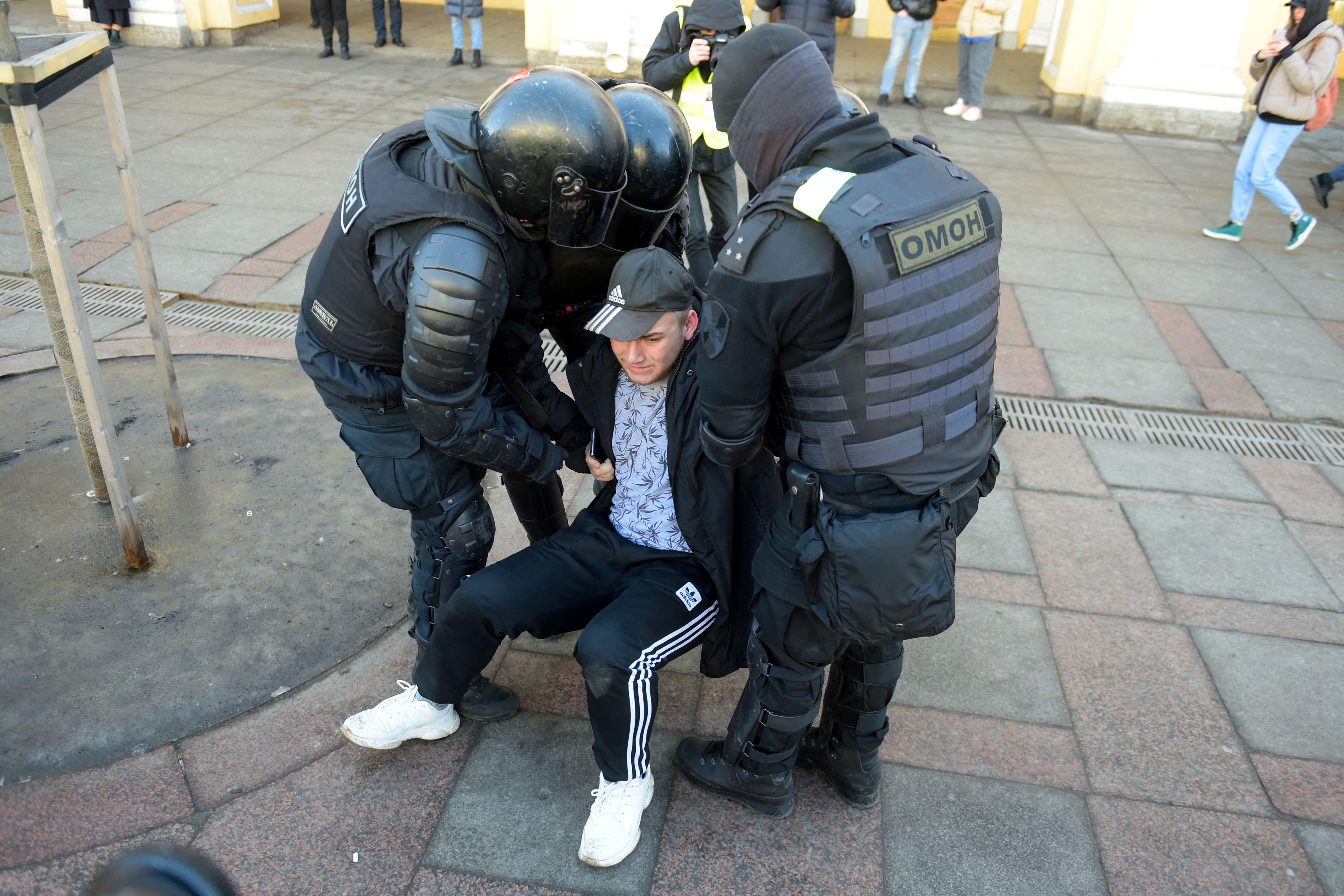 Savaş karşıtı gösterilere Rus polisinden sert müdahale