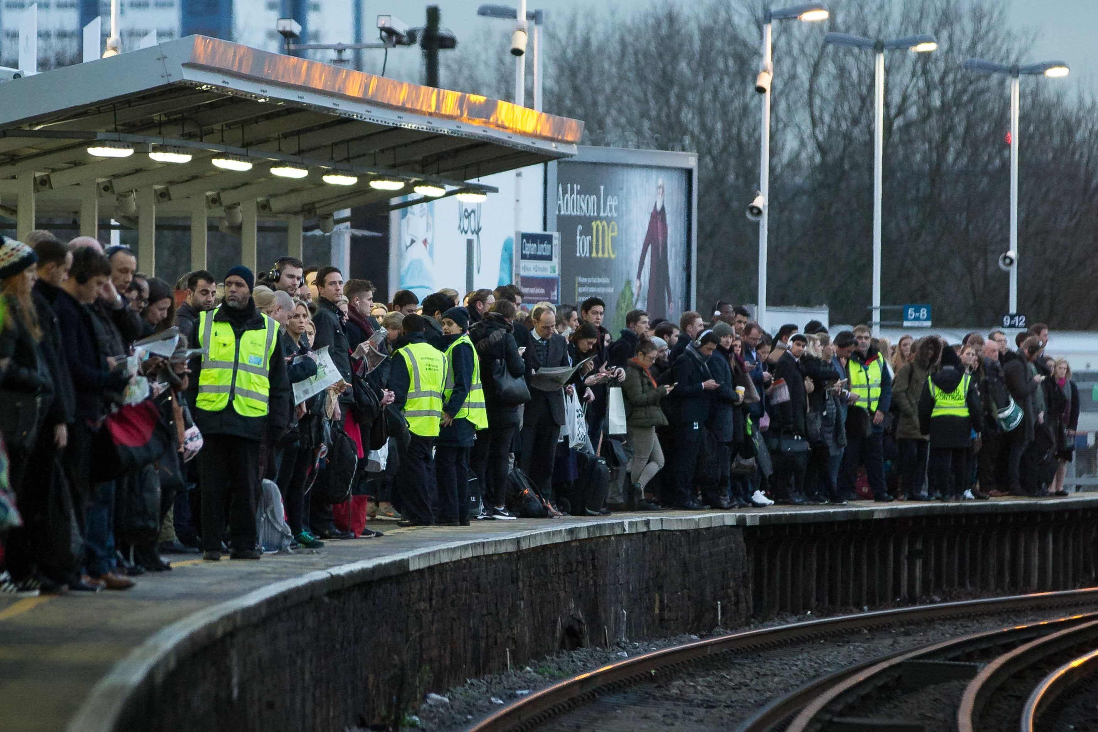 Что происходит в британии. Забастовка в Великобритании железные дороги. Лондон в пятницу вечером фото. Поезд 2022. Trains on Strike.