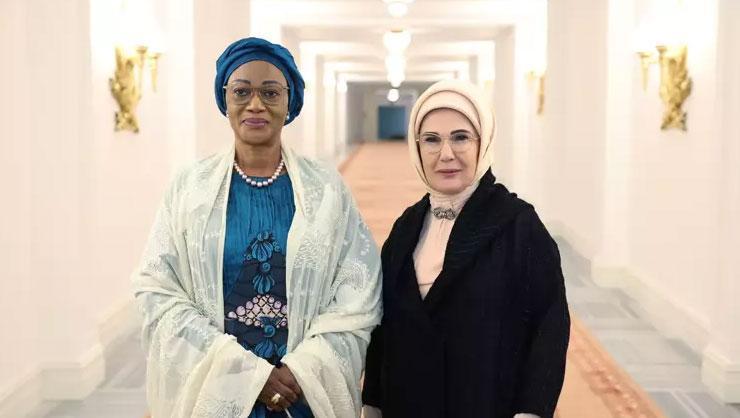Emine Erdoğan, Nijerya Devlet Başkanı'nın eşi Oluremi Tinubu'yla bir araya geldi