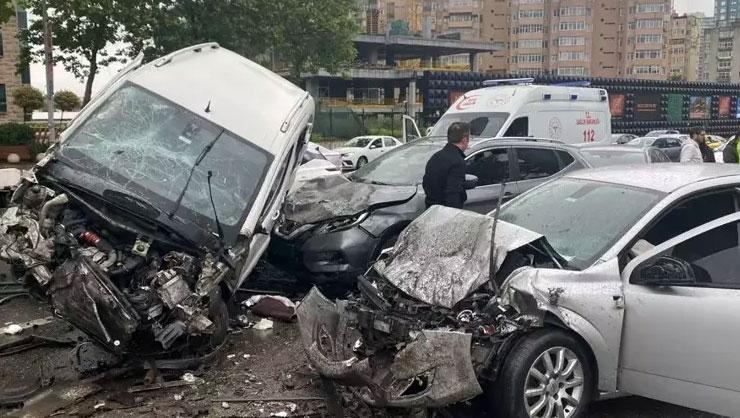 İstanbul'da zincirleme kaza! Ortalık savaş alanına döndü: Yaralılar var