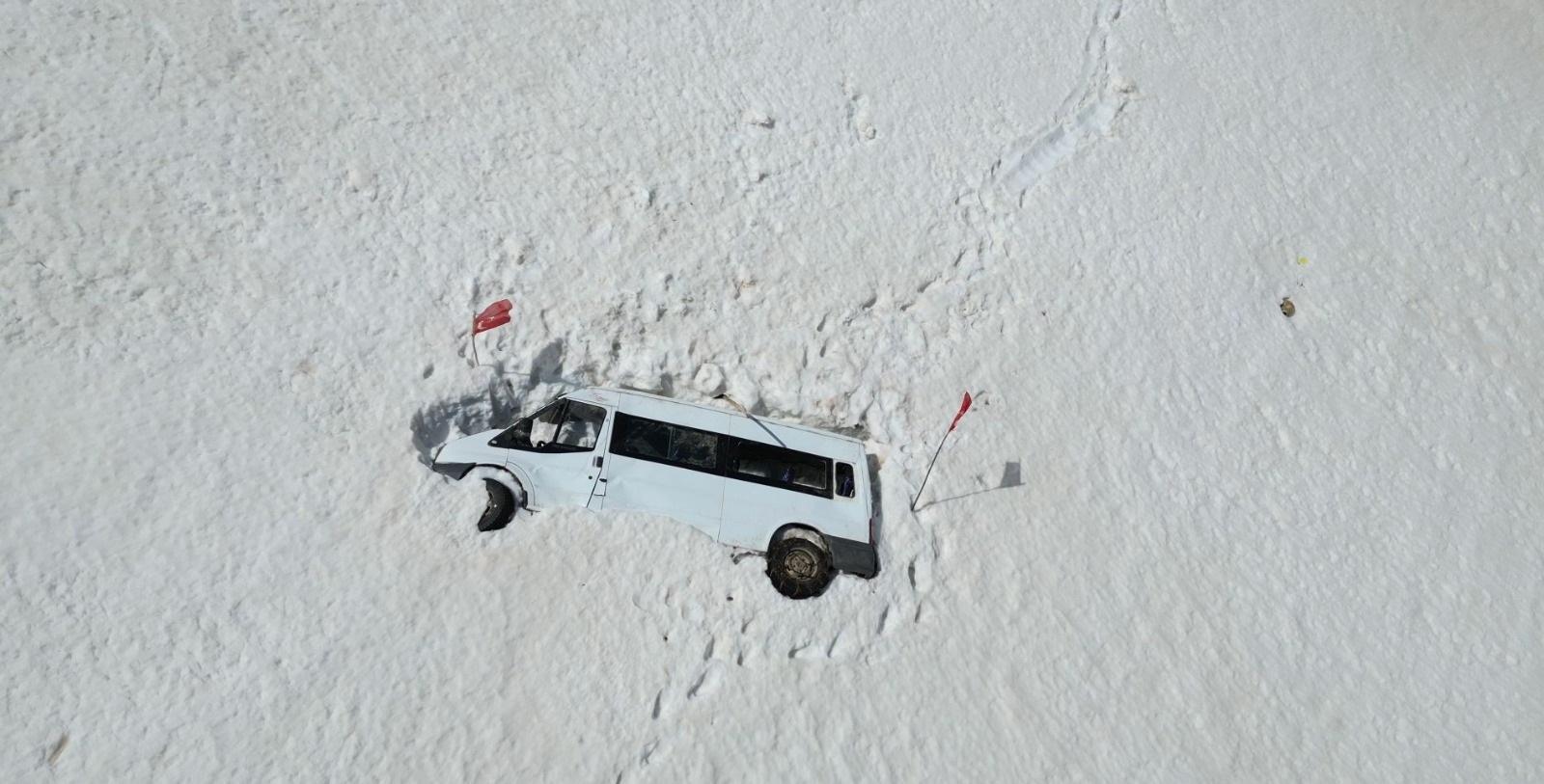 Çığ altında kalan minibüs, 5 ay sonra karların erimesiyle ortaya çıktı