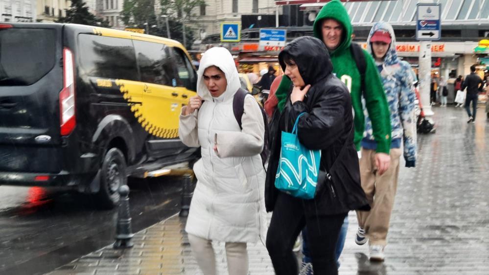 İstanbul’da sağanak yağış! Vatandaşlar hazırlıksız yakalandı