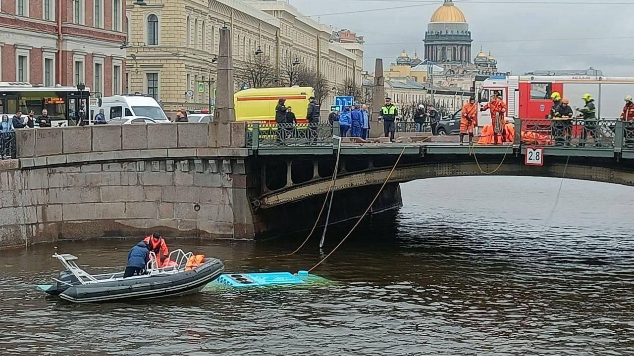 Rusya’nın St. Petersburg kentinde yolcu otobüsü nehre uçtu! O anlar kamerada