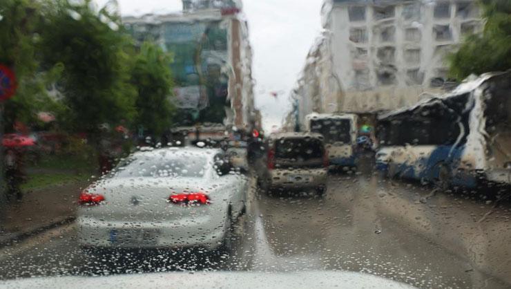 Yazı beklerken sonbahar geri geldi! İstanbul dahil birçok il için gök gürültülü sağanak yağış uyarısı...