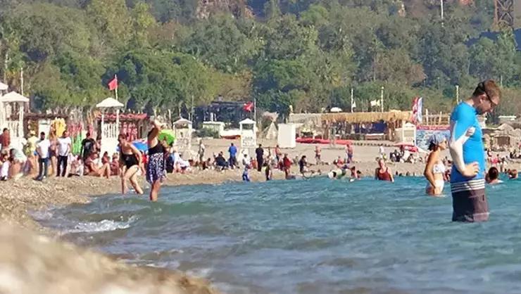 Antalya’da yazdan kalma günler yaşanıyor! Deniz ve hava sıcaklığı eşitlendi