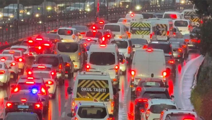 Sağanak yağışlar İstanbul'da etkili oldu! Trafik yoğunluğu yüzde 90'a ulaştı