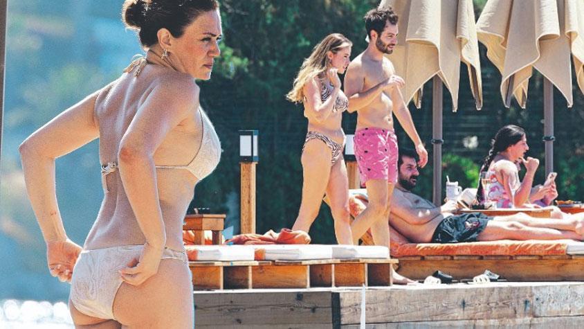Ünlüler plajı! Denizin ve güneşin tadını çıkardılar