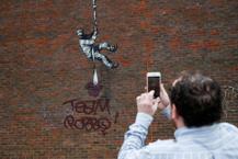 Banksy'nin 'Hapishaneden Kaçış' eseri tahrip edildi