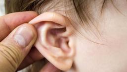 İşitme kaybı çocukların dil, konuşma ve beyin gelişimlerini olumsuz etkiliyor