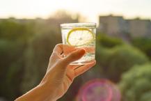 Her sabah limonlu su içtiğinizde ne olur?
