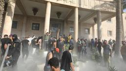 Irak karıştı! Protestolarda can kaybı artıyor: Sokağa çıkma yasağı ilan edildi