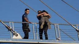 Üst geçitte intihar girişimi! Polis ikna etti; kucaklaşarak indiler