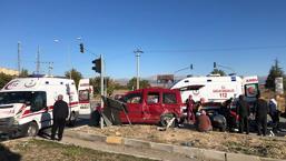 Ambulans ile hafif ticari araç çarpıştı: Ölü ve yaralılar var