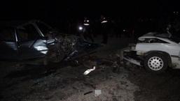 Otomobiller kafa kafaya çarpıştı: 2 ölü, 5 yaralı