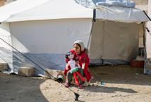 İdlib'teki depremzedeler çadırda yaşamaya çalışıyor