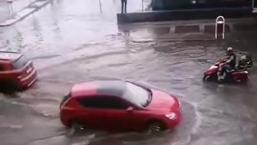 İnegöl'de sağanak sonrası yollar göle döndü